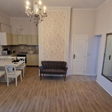 Uvs Central Luxury Apartment Oradea Exteriör bild