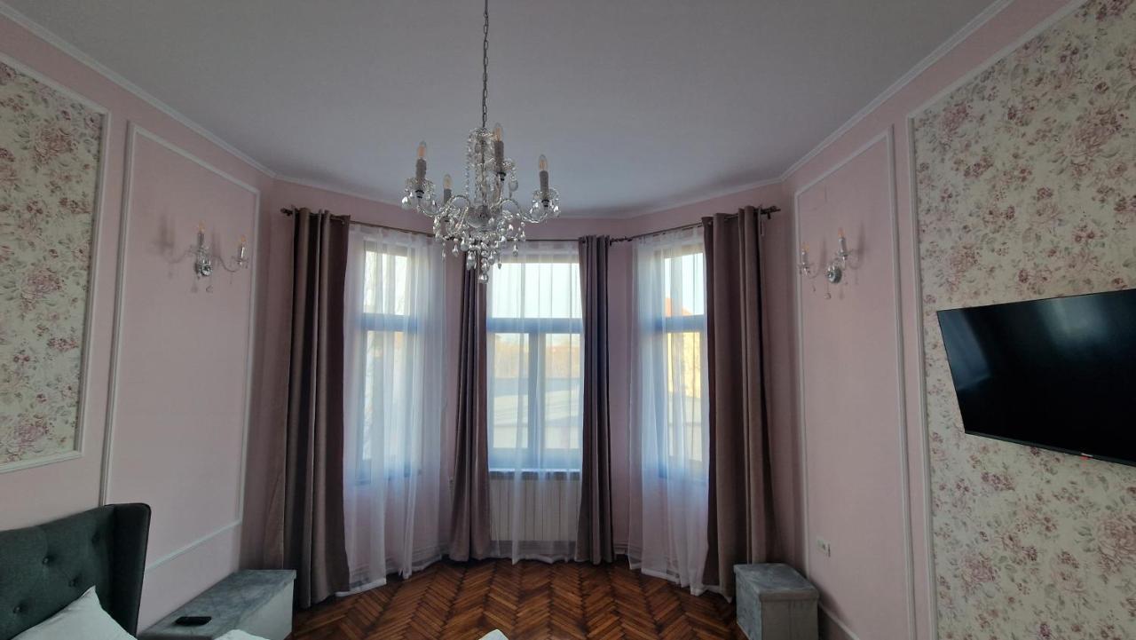 Uvs Central Luxury Apartment Oradea Exteriör bild