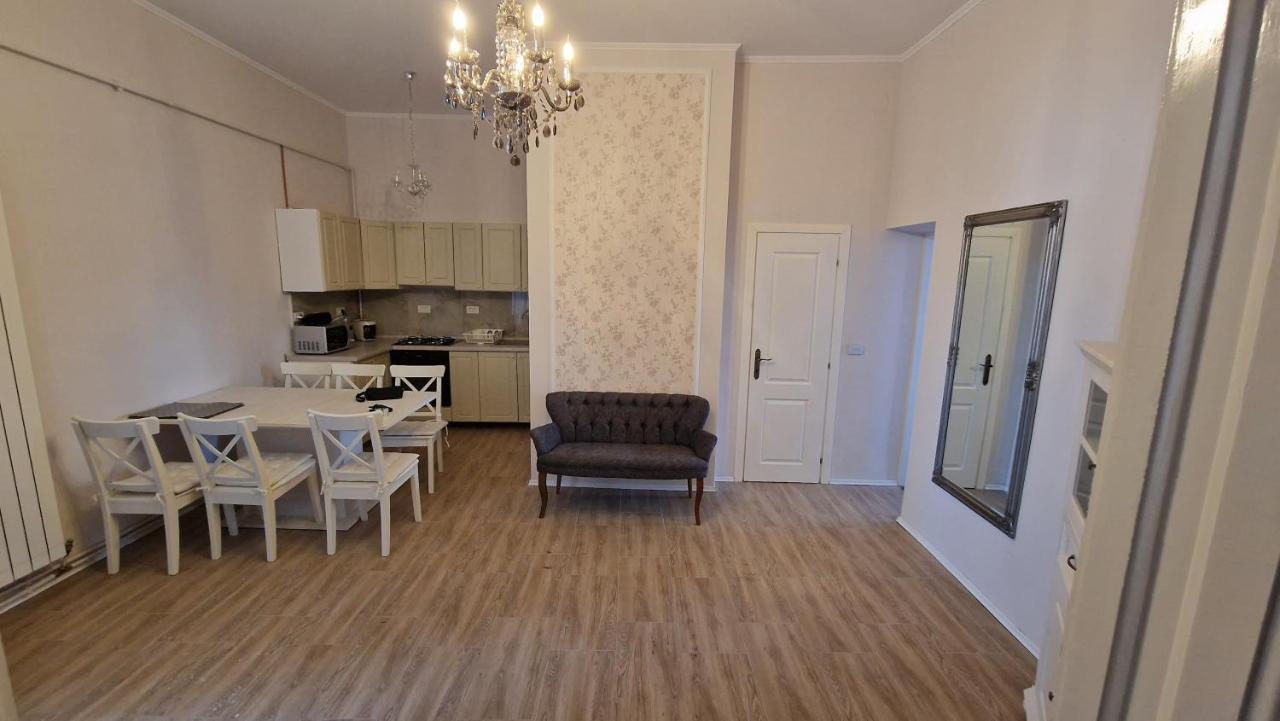 Uvs Central Luxury Apartment Oradea Exteriör bild