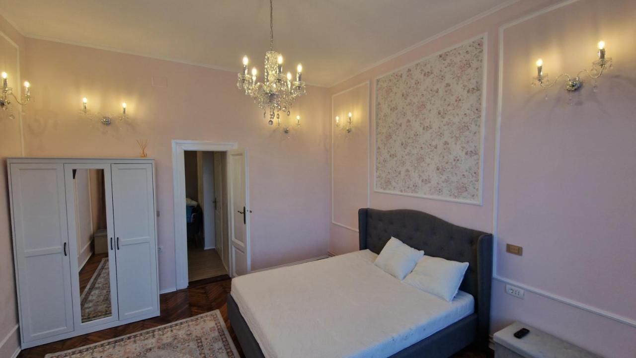 Uvs Central Luxury Apartment Oradea Exteriör bild