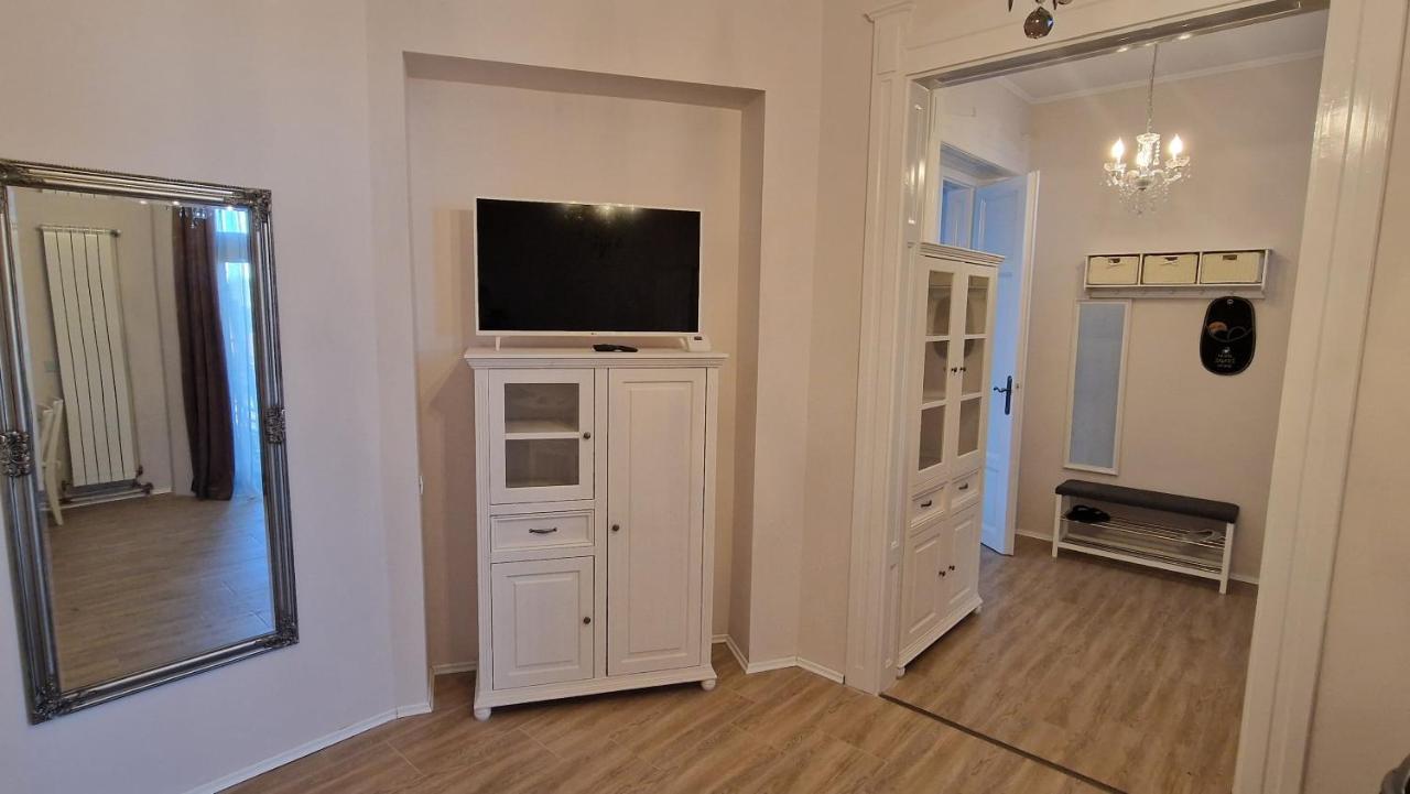 Uvs Central Luxury Apartment Oradea Exteriör bild