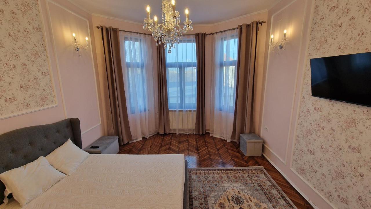 Uvs Central Luxury Apartment Oradea Exteriör bild
