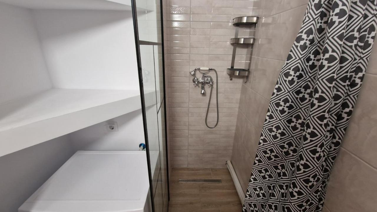 Uvs Central Luxury Apartment Oradea Exteriör bild